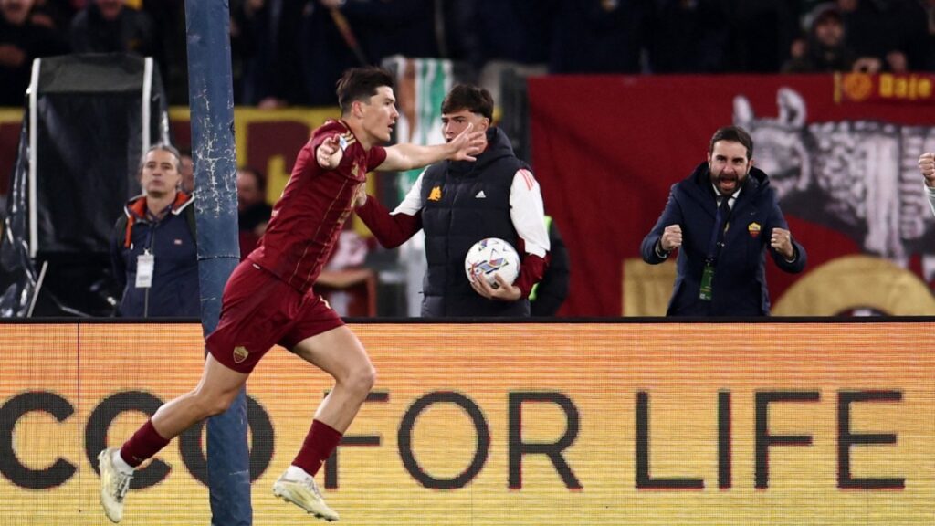 Shomurodov marca el gol de la victoria para la Roma