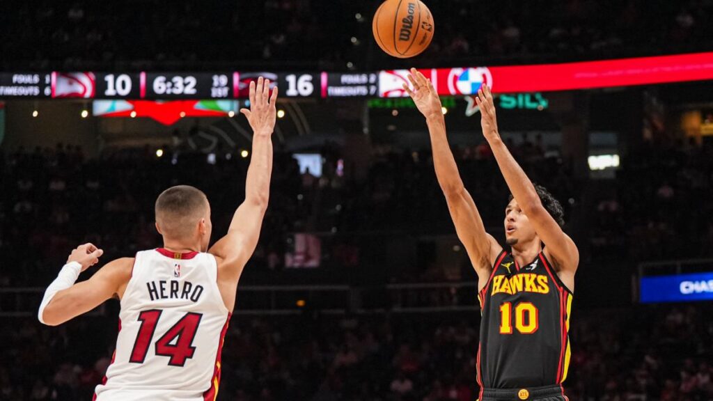 Tyler Herro lleva al Heat a playoffs de la Conferencia Este tras vencer a Hawks en tiempo extra
