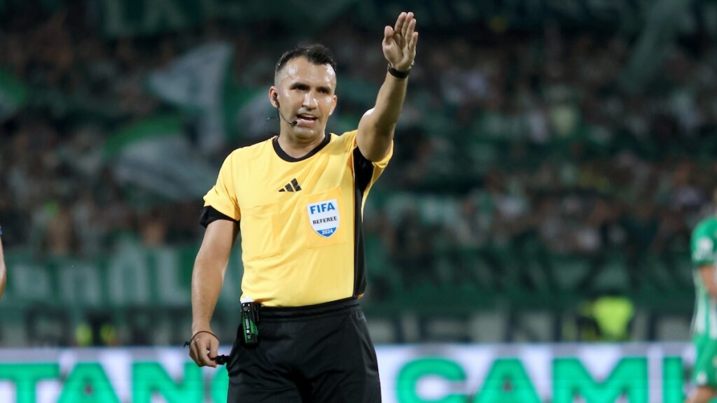 Carlos Betancur, árbitro colombiano | VizzroImage.