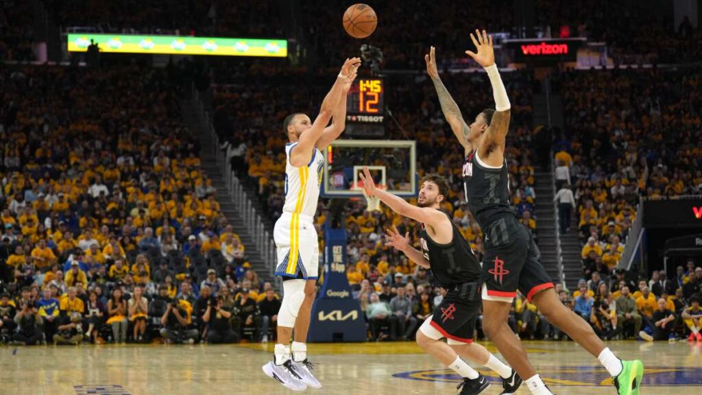 A punta de triples de Stephen Curry, los Warriors toman ventaja en la serie ante Rockets