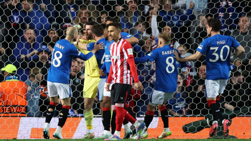 Kelly tapa el penal a Berenguer. (Reuters)