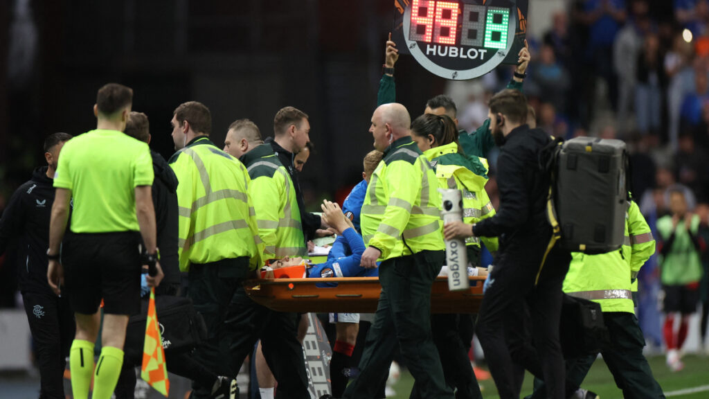 Rice salió golpeado y mostrando que estaba bien. (Reuters)