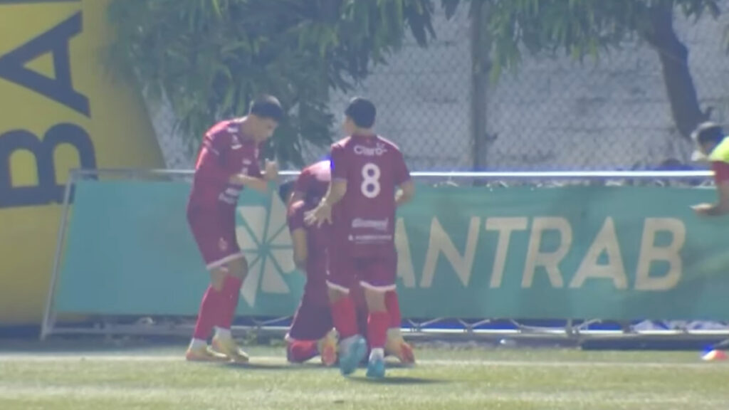 El gol de la victoria de Robles. (captura Clarosports)