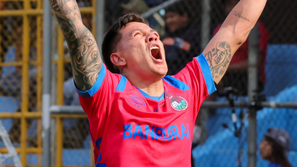Esteban García celebra su gol. (@Rojos_Municipal)