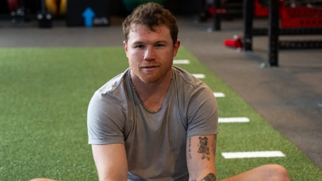 Saúl Álvarez le enseña a su hija clases de boxeo