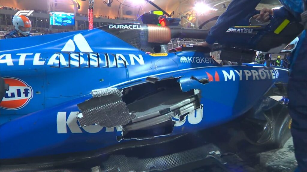 Así quedó el auto de Carlos Sainz tras contacto con Tsunoda en Bahréin