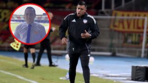 César Farías protagoniza fuerte agarrón con un periodista en plena rueda de prensa
