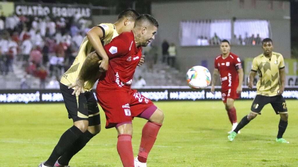 Una postal del duro juego en Rionegro. Vizzor