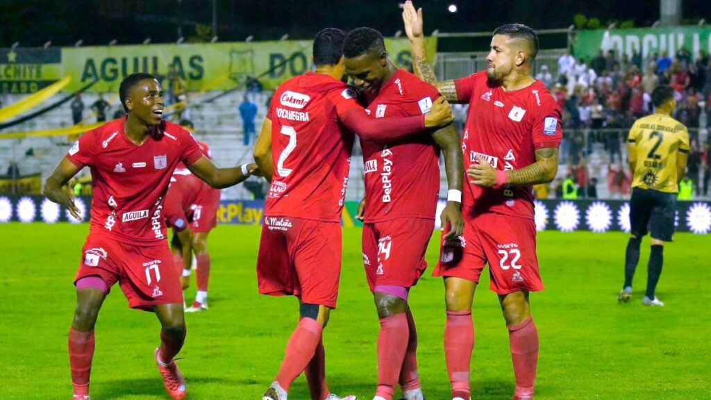 El festejo tras la asistencia de Juanfer. Vizzor