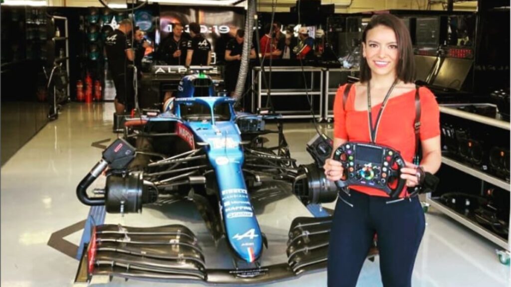 Dalia Ramos con un monoplaza de Alpine