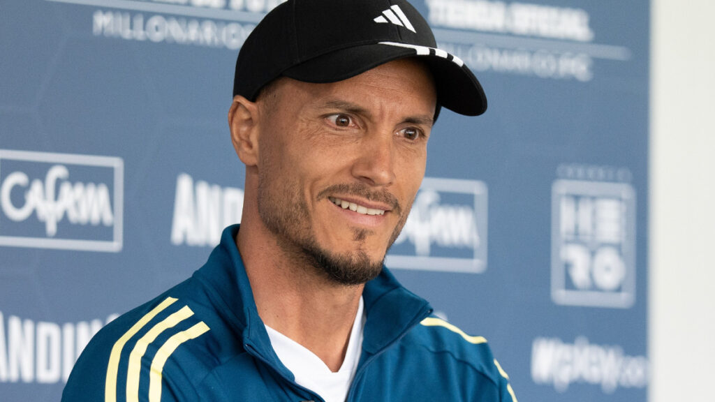 David González, en conferencia de prensa de Millonarios. - @MillosFCoficial.