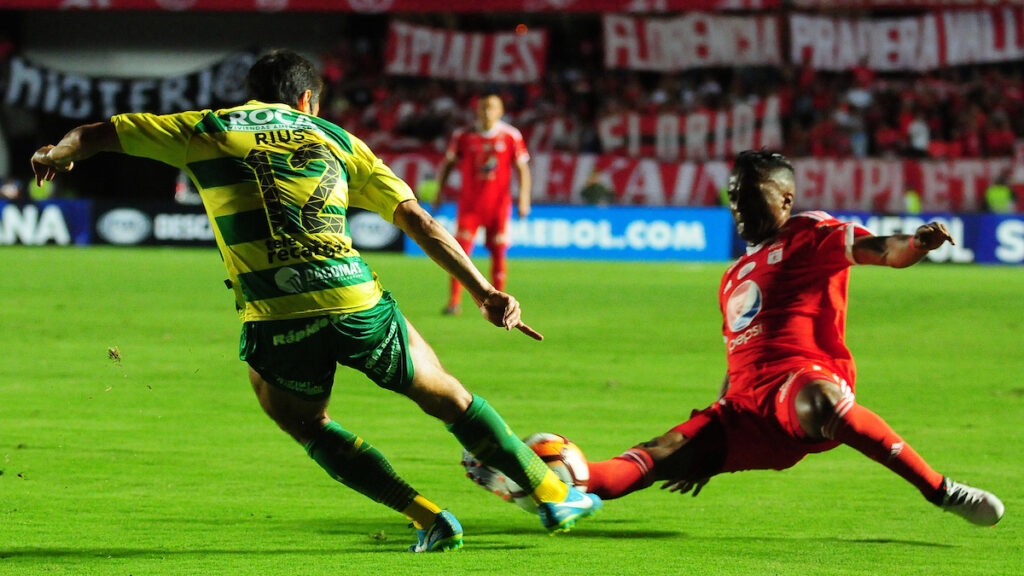 Partido entre América de Cali y Defensa y Justicia en 2018. - Vizzor Image.