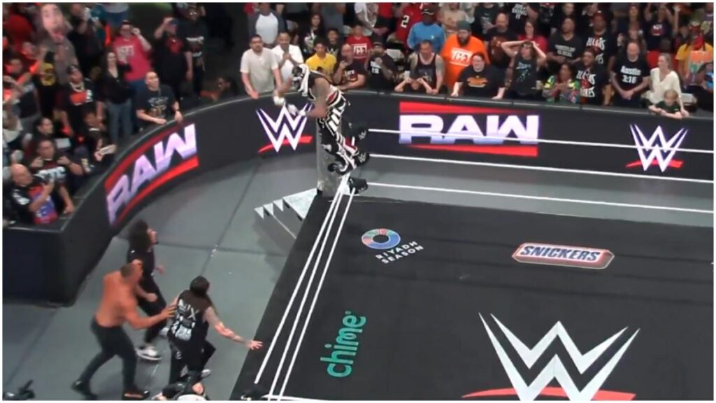 El espectacular salto de Penta Zero Miedo | Captura de Pantalla WWE