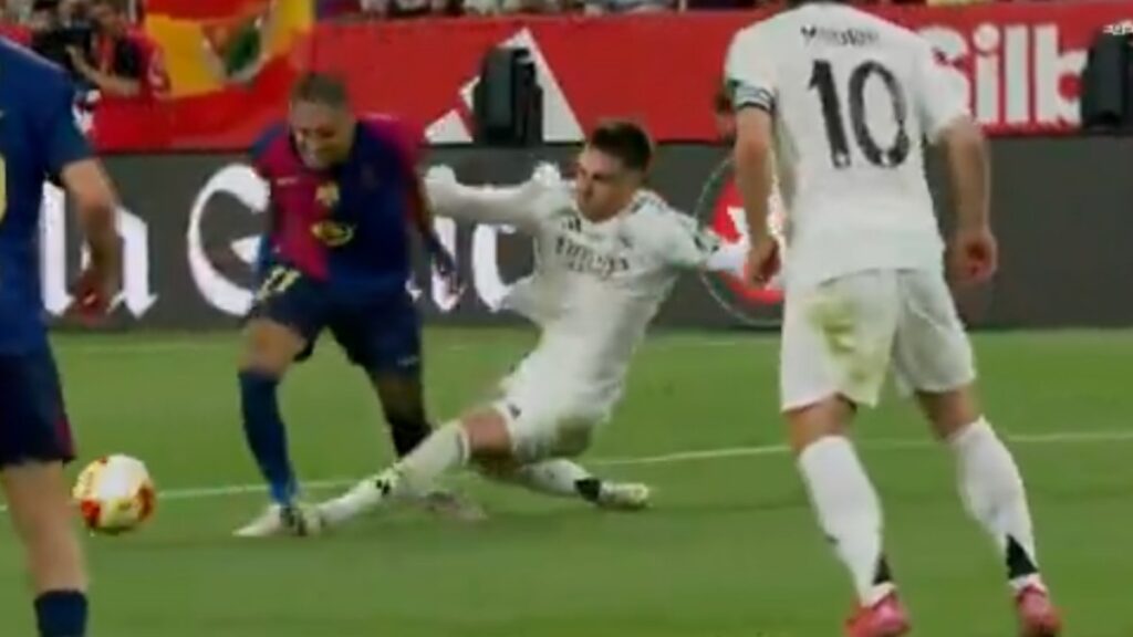 EL VAR anula penalti de Asencio a Raphinha sobre el final