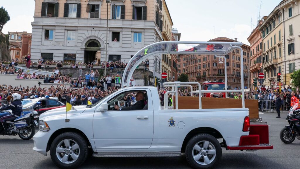Decenas de miles llegaron antes del amanecer al Vaticano
