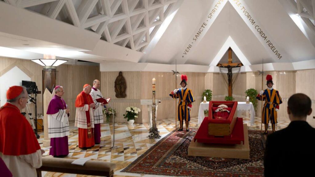 El Vaticano revela fotos del Papa Francisco tras su muerte