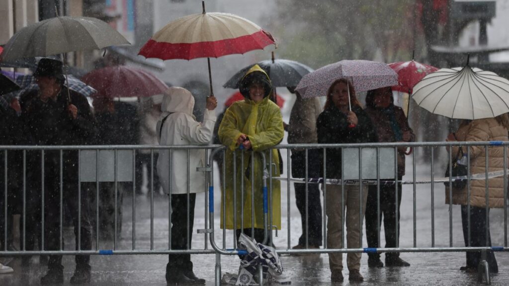 Personas bajo la lluvia