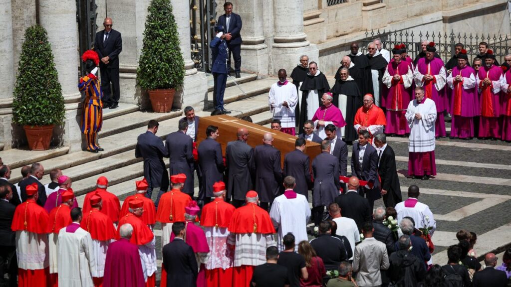 150.000 más siguieron el cortejo por calles del la Santa Sede