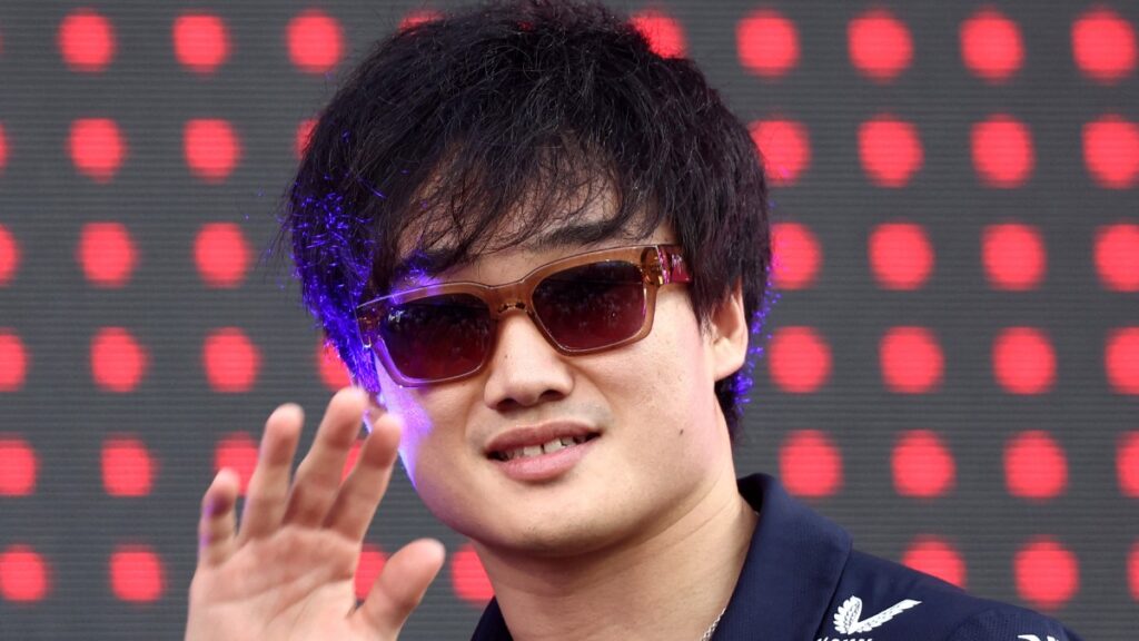 Helmut Marko elogia a Tsunoda y lanza dardo a Checo Pérez