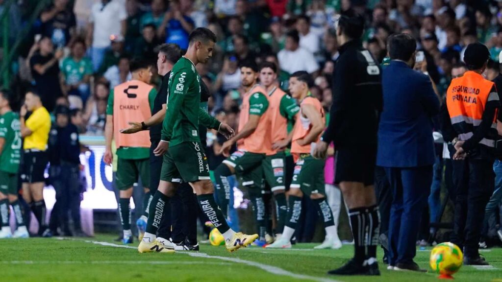 James Rodríguez sufre su primera expulsión con el León en México