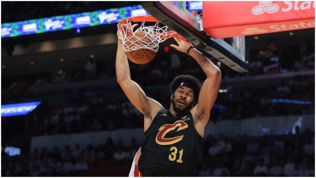 Jarrett Allen encesta en los Playoffs de la NBA | Reuters