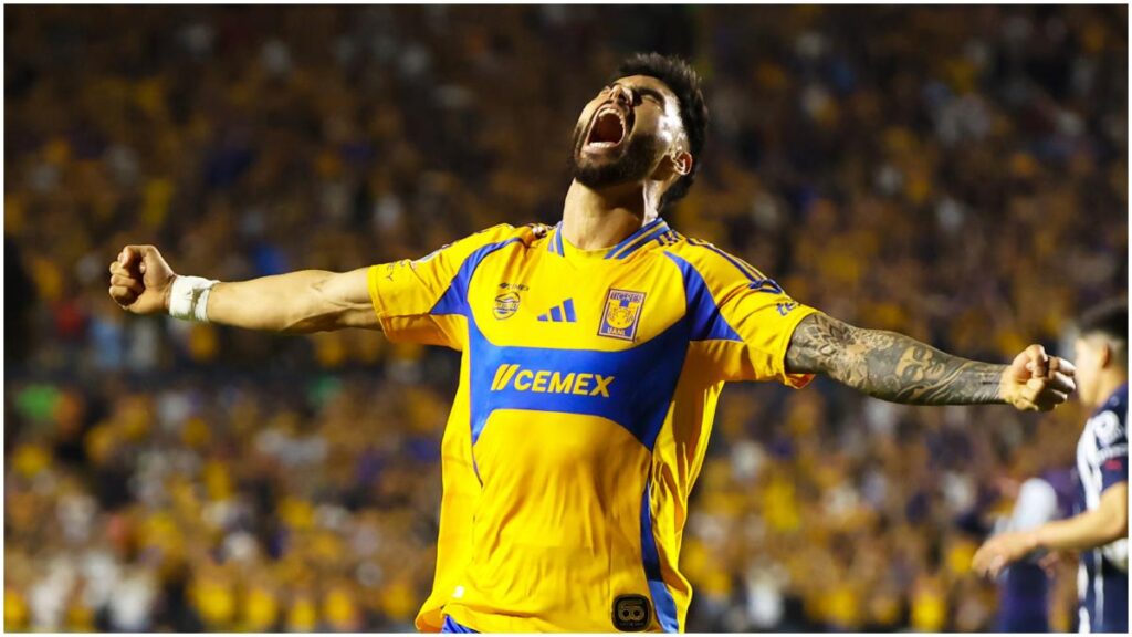 Juan Sánchez Purata celebra con los Tigres de la Liga MX | Imago7