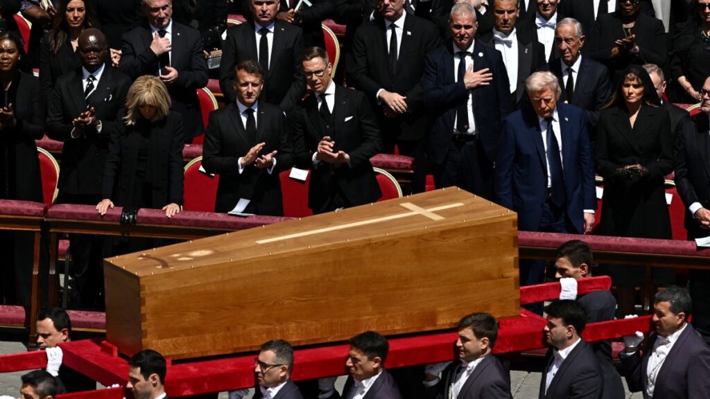 En un acontecimiento extraordinario, Trump y Zelenskyy se reunieron en privado antes del inicio del funeral