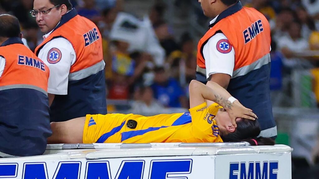 Ovalle sale lesionada del Clásico Regio tras una dura entrada de Diana García. Imago 7