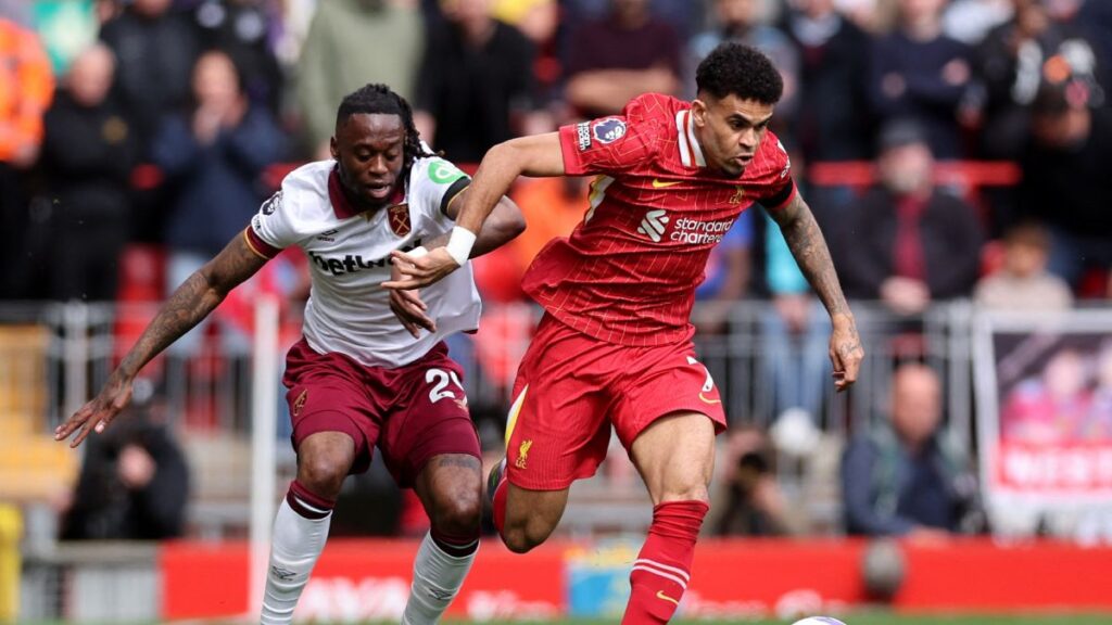 Una postal del colombiano en Anfield. Reuters