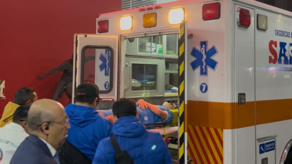 Luka Romero entrando a una ambulancia