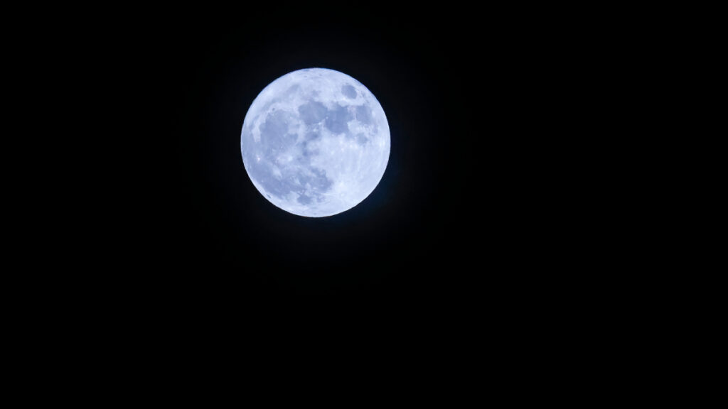 ¿Por qué la luna se pinta de rosa?