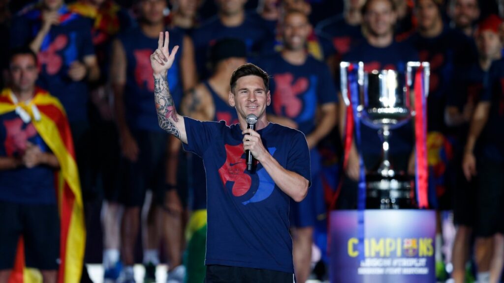 Lionel Messi celebra la obtención de tres títulos en la temporada 2014-2015.