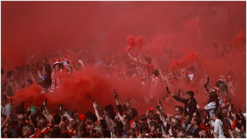 Miles de aficionados esperan en Anfield el título del Liverpool | Reuters