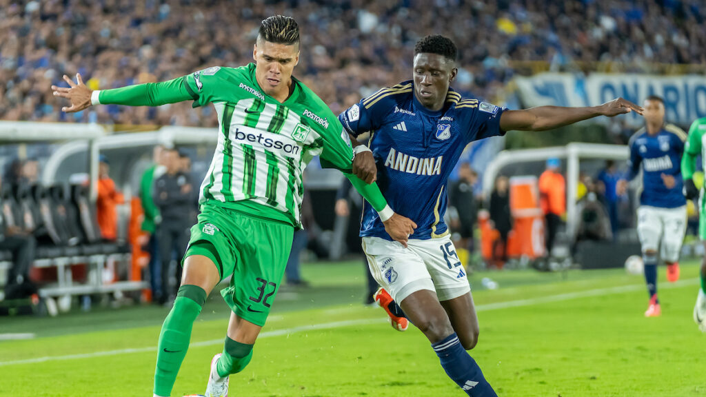 Sebastián Guzmán y Émerson Córdoba disputan la pelota. - Vizzor Image.