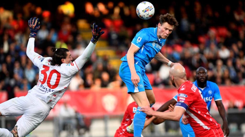 Napoli vence por la mínima a Monza para complicarle la vida al Inter de Milán en la cima de la clasificación de la Serie A