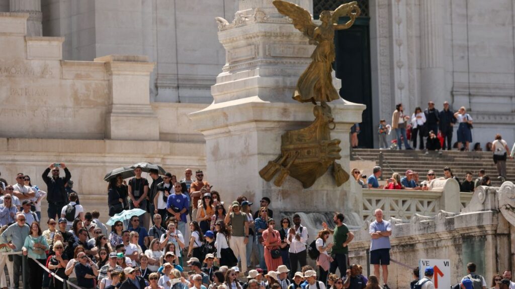 Decenas de miles esperaron horas para ver pasar el papamóvil con los restos del Papa Francisco