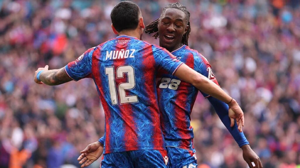 Daniel Muñoz con el Crystal Palace / Reuters