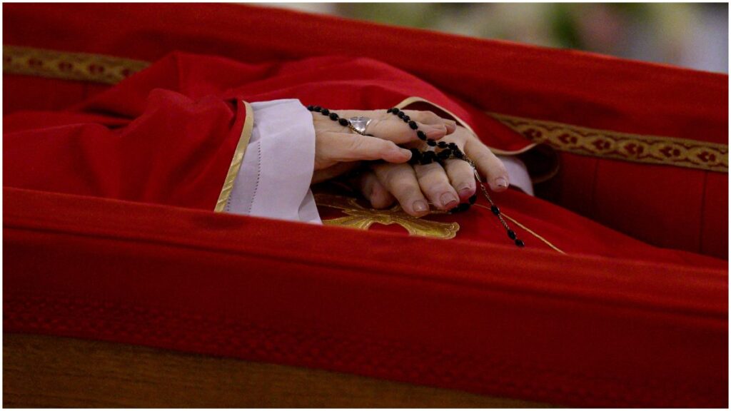 Revelan primeras imágenes del cuerpo del Papa Francisco | Reuters