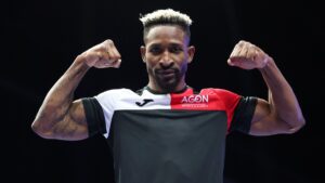¿Quién es William Scull y cuál es su récord como boxeador profesional?
