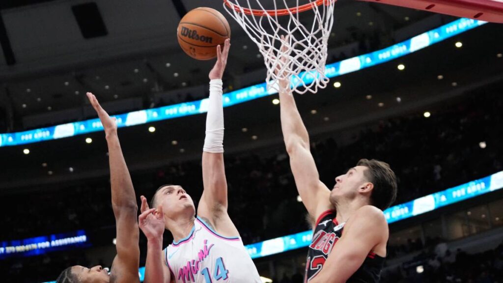 Tyler Herro comanda el triunfo del Heat ante los Bulls. Reuters