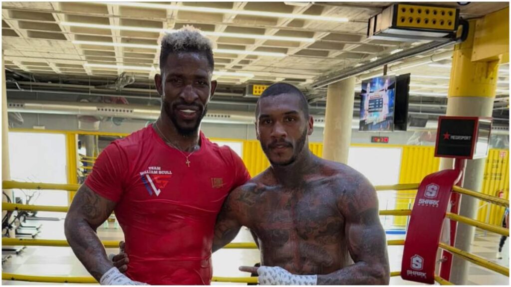 William Scull y Conor Nigel Benn, en una sesión de sparring | X: @DAZNBoxing