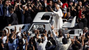 ¿Cómo es el nuevo papamóvil de León XIV y qué diferencia tiene con el de Francisco?