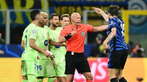 El bochornoso escupitajo de Iñigo Martínez a Francesco Acerbi que le pudo costar la roja y remontada al Barcelona