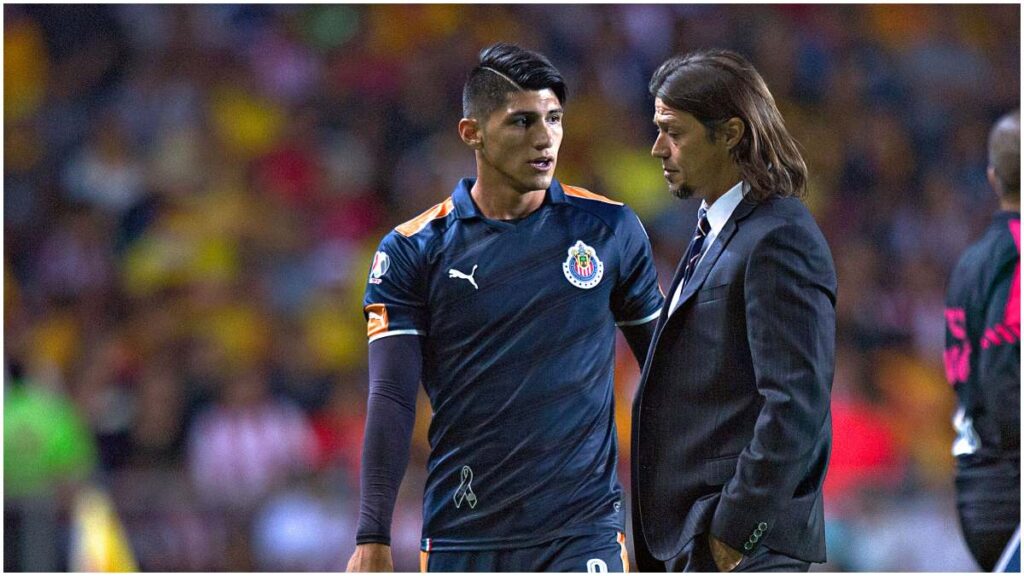 Alan Pulido junto al técnico Matías Almeyda en las Chivas | Imago7