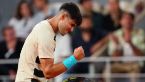 Carlos Alcaraz sufre para superar a Dzumhur y se mete a octavos de final en Roland Garros