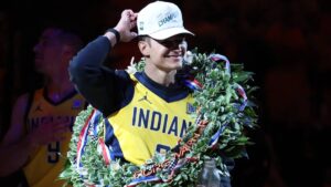 Álex Palou recibe homenaje de los Indiana Pacers, tras su victoria en las 500 Millas de Indianapolis