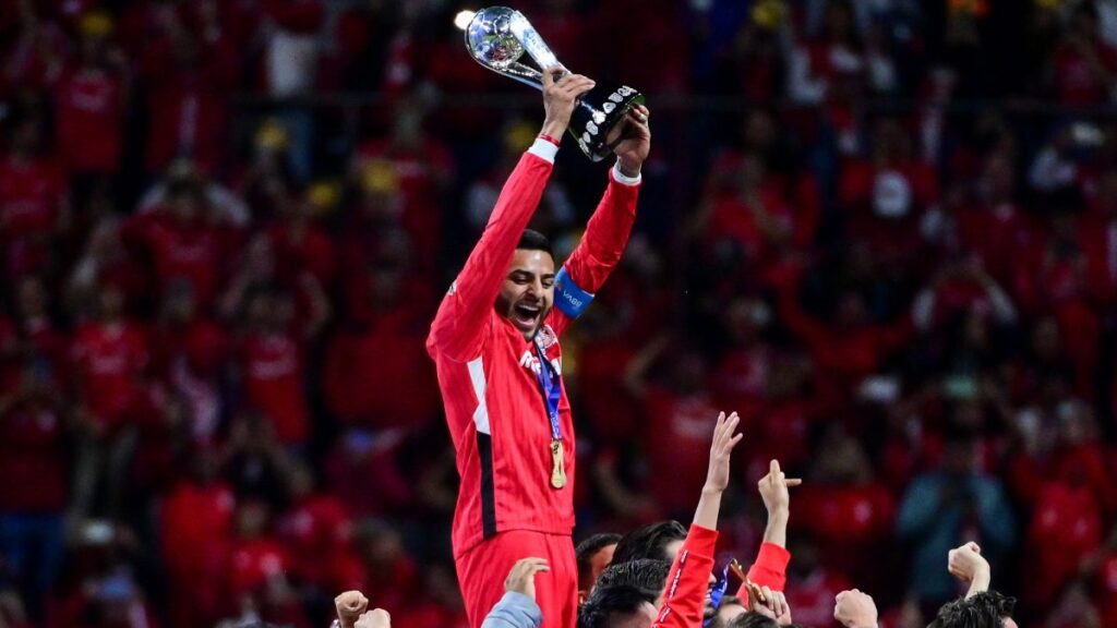 Alexis Vega con el trofeo de campeón