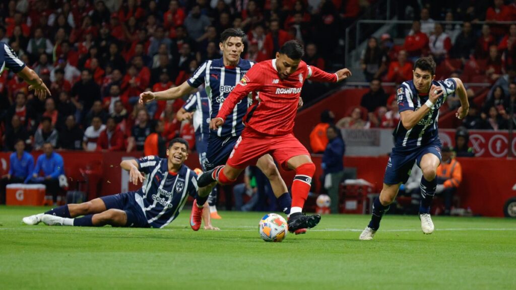 Golazo de Alexis Vega que regresa las esperanzas al Toluca