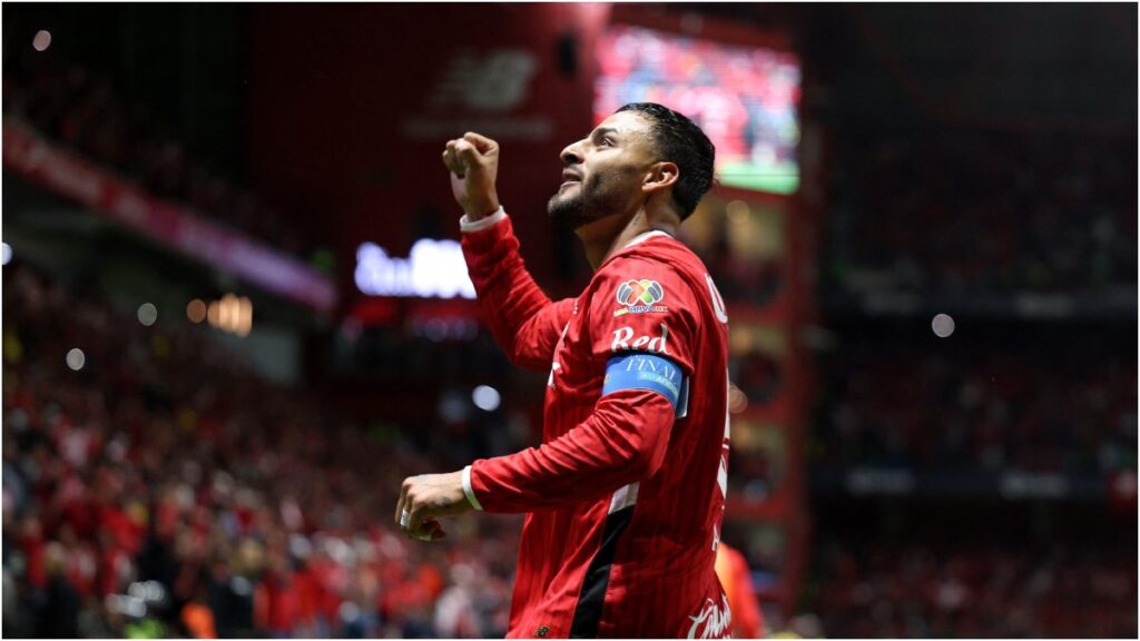 Alexis Vega celebra el título con la afición del Toluca | Reuters
