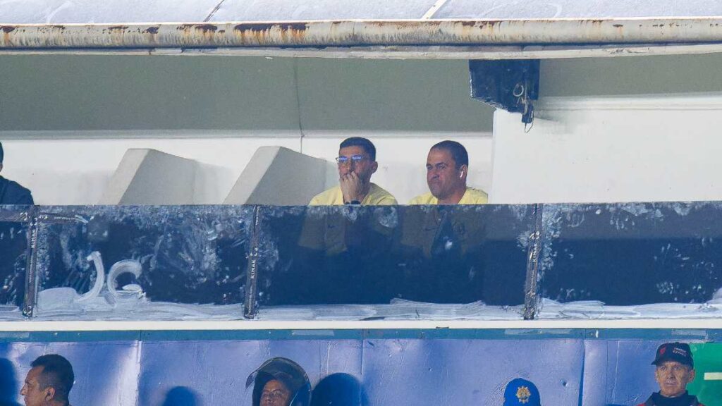 Jardine, a la distancia, viendo el desarrollo del juego